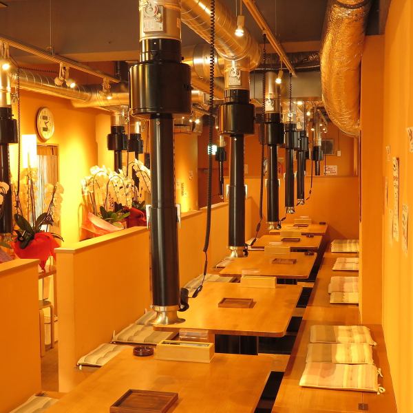 奥行きがある店内はテーブル席が並んでおり、大人数のお客様が着席可能です!!またカウンターテーブル席もあり1～3名様の少人数でもご来店可能です♪お一人様から団体のお客様までご来店可能なので、是非お店までお越しください!!
