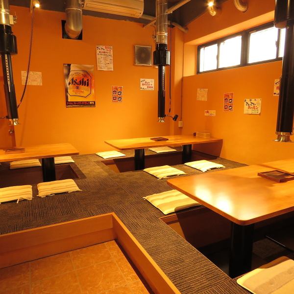お店の奥には掘りごたつ席がございます!!掘りごたつ席ではゆったり落ち着いて座りながらお肉を焼くことができます!!靴を脱いでゆっくり愉しめる掘りごたつ席は10名様前後での少人数宴会にも最適です♪