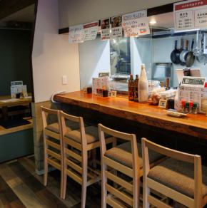 There are a total of 6 counter seats.You can watch the yakitori being grilled right in front of you, giving you a lively feeling.