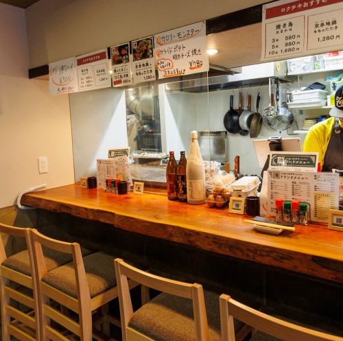 Enjoy a relaxing drink by yourself at the counter seats. We also recommend eating and drinking with your partner, friend, or colleague while chatting.