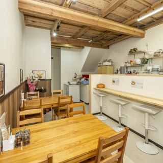 スパイスの香りで食欲がそそられる1階テーブル席