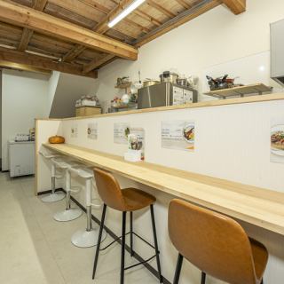 臨場感あふれるカウンター席