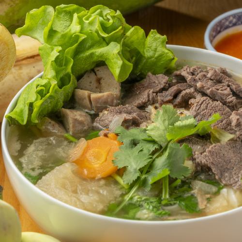 クイティウ (ヌードルスープ) (鶏肉、豚肉、牛肉)