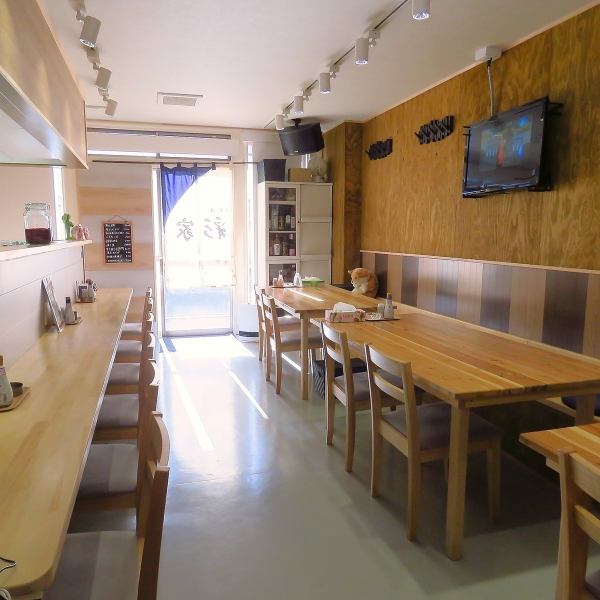 訪れるたびに心が温まる居酒屋です。アットホームで落ち着いた雰囲気の中、こだわりの料理と豊富なお酒を楽しむことができます。奇麗で清潔な店内となっており、リラックスしてお食事をお楽しみいただけます。居心地の良さを感じながら、ご友人やご家族と楽しいひと時をお過ごしください。