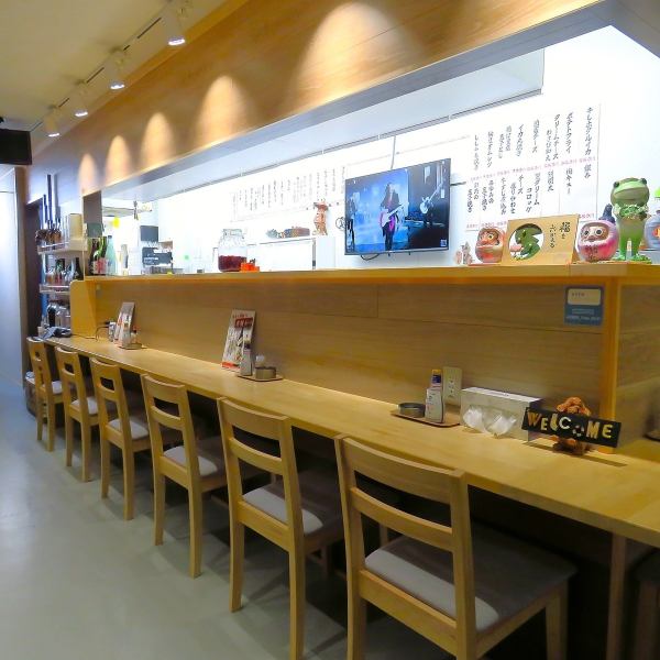 カウンターに座ると、目の前で繰り広げられる料理の仕上げや、スタッフとの気さくな会話が楽しめ、居心地の良さなどを感じていただけます。一度訪れれば、そのアットホームなカウンターの雰囲気に惹かれ、また来たくなること間違いなしです。