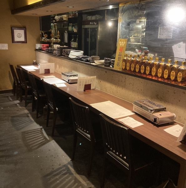 【カウンター席】1名様～ご利用頂けるカウンター席ご用意しております！木のぬくもり溢れる当店は、落ち着いた空間でゆったりお食事をお楽しみ頂けます。ライブ感あふれるキッチンが目の前に！カップルご夫婦で、お仕事のお仲間同士で、お友達とぜひ様々なシーンでご利用下さい☆