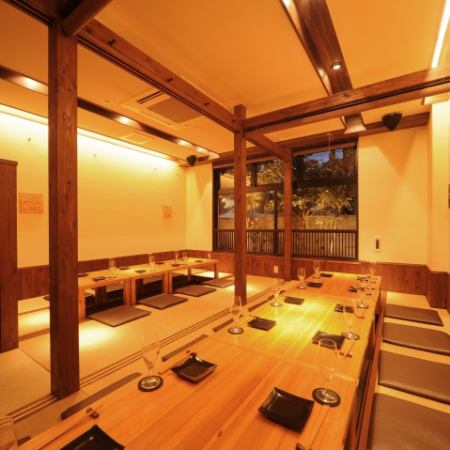 【座敷席|最多26人】使用琉球榻榻米的開放式挖掘空間，打開隔板可容納最多26人的宴會。
