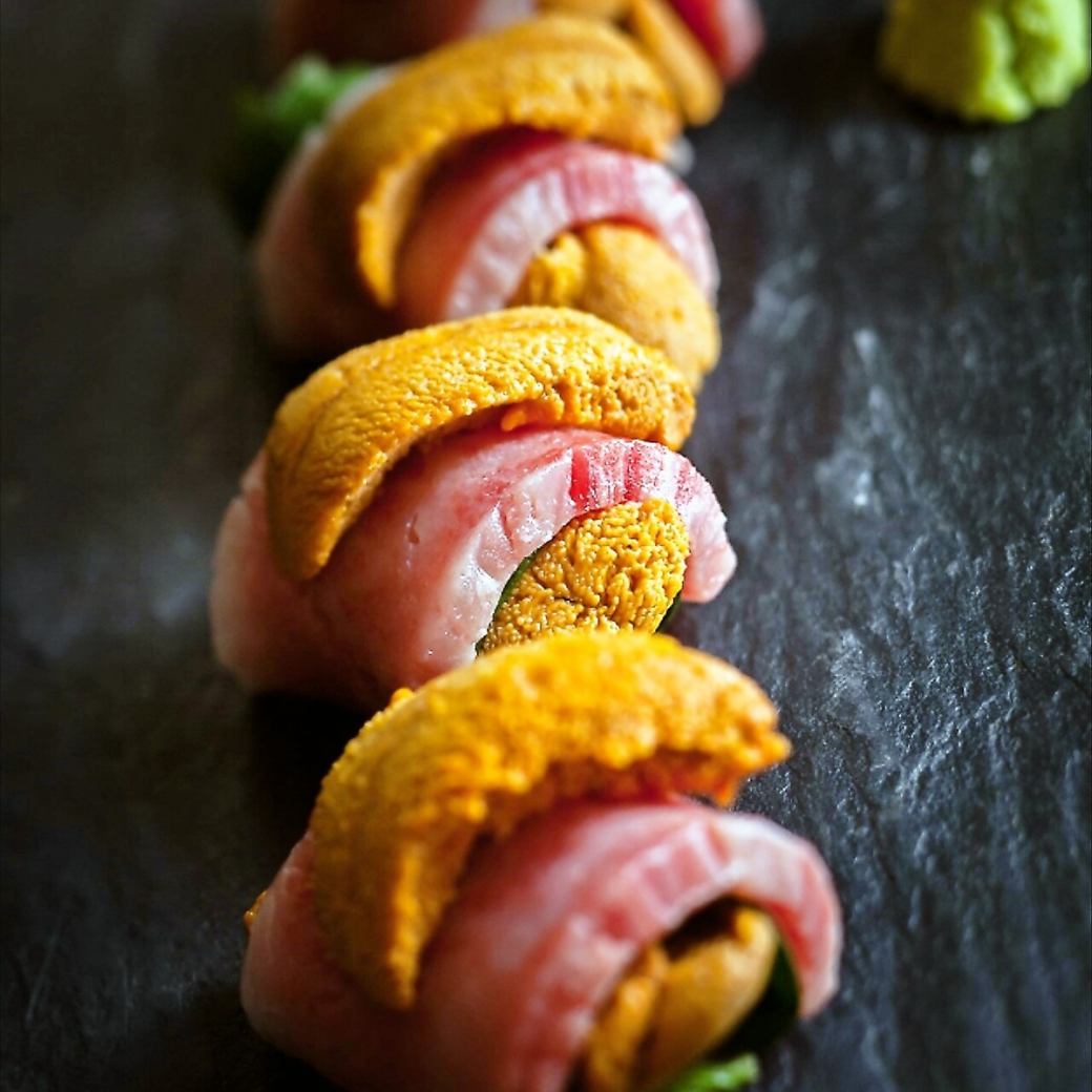 [Luxury roll of the finest raw sea urchin and Murakami beef] is a hugely popular menu for men and women
