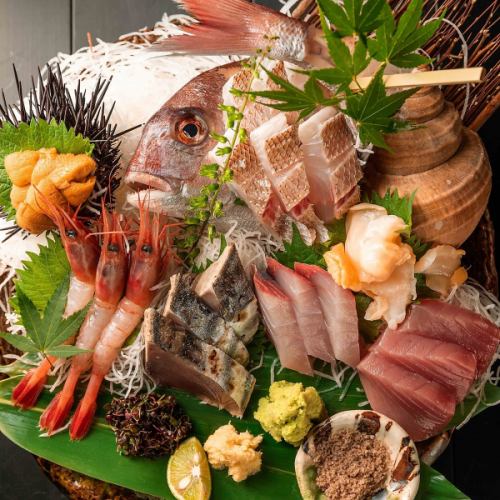 在新潟吃新鮮的海鮮！直接從漁港！我們的熱門菜單“特別生魚片拼盤”是必須嘗試的！968日元（含稅）〜