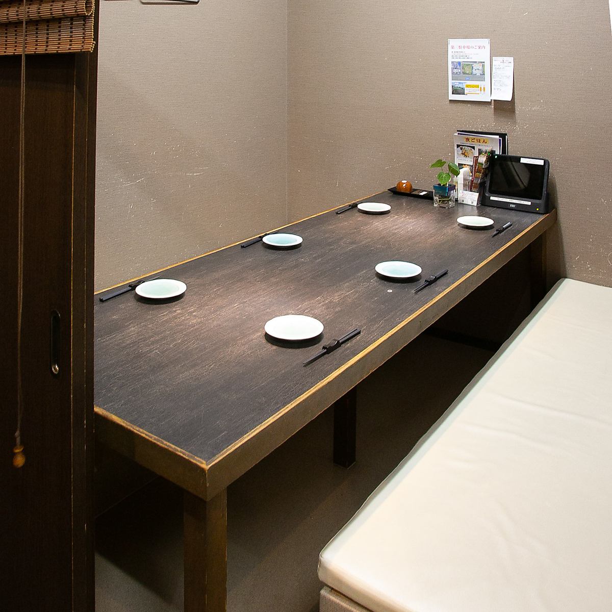 落ち着きのある雰囲気の中で食事をお楽しみくださいませ。