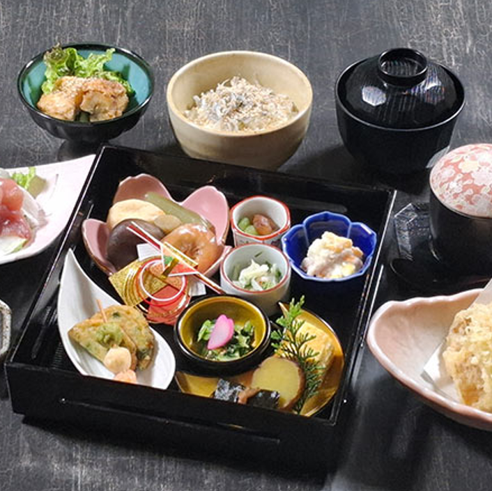 新鮮な海鮮を使用したお料理をお楽しみくださいませ。