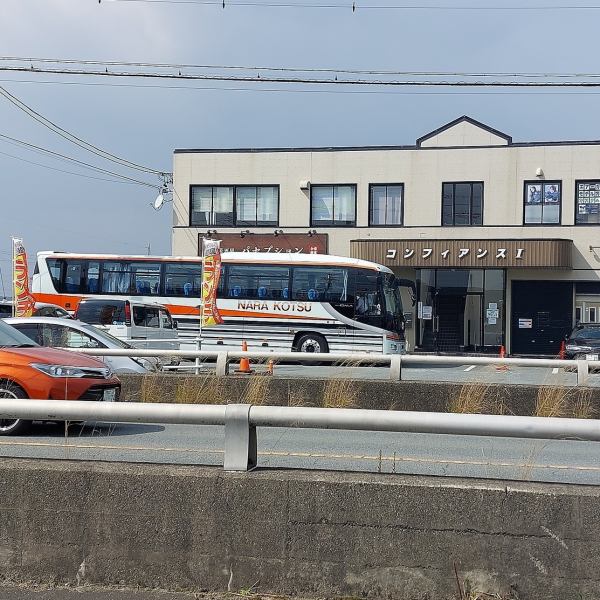 近鉄山田線・小俣駅から徒歩3分の場所に位置する「パセプション」は、外観のライトアップされた看板が目印です。店内は落ち着いた雰囲気で、ゆったりとくつろいでお過ごしいただけます。観光バスも駐車可能なため、団体様でのご利用にも最適です。ぜひお立ち寄りください。