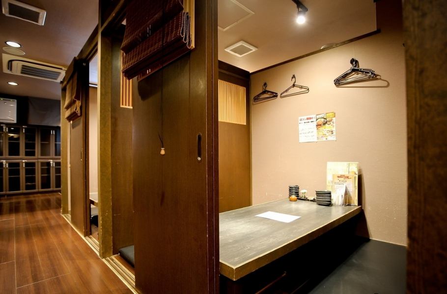 家族利用に最適な当店は、個室を完備しプライベート感のある内観を演出しています。全室掘りごたつ席で、リラックスして食事を楽しむことができます。また、ベビーチェアもございますので安心して家族水入らずで、会話を楽しみながら特別なひとときをお過ごしください。心温まる食事を提供いたします。