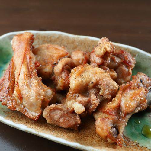 [The succulent flavor and juiciness of the chicken is irresistible ◎] Deep-fried chicken thigh 850 yen (tax included)