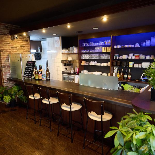 【駅から近い好立地♪】東野(京都)駅から徒歩約4分と駅から近く、お仕事の帰りやお買い物の最中などにもお立ち寄りいただきやすいお店です◎カウンター4席、テーブル6名×2卓、テーブル4名×1卓でシーンに合わせた利用ができます！