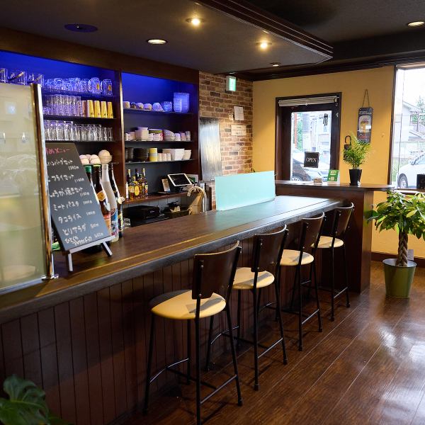 【店内装飾デザイン店主の手作り☆】手作り装飾品や緑が多くほっとできる店内で、ゆっくりとおくつろぎください！装飾にもこだわり手作りした様々な装飾品を眺めながらのご飲食はまた格別◎お気軽にお越しください！