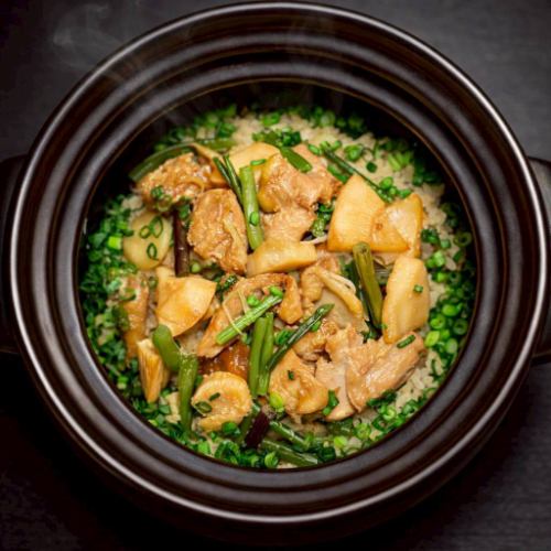春山菜と鶏の土鍋ご飯