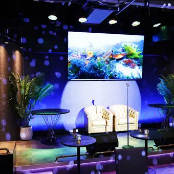 Equipped with a large 100-inch monitor! Table seating is perfect for small groups! There is ample space between tables, so you can enjoy your meal with peace of mind!