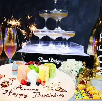【生日及周年纪念套餐】包含7道精选菜肴+2小时畅饮+蛋糕、香槟及其他礼遇。每人5000日元。