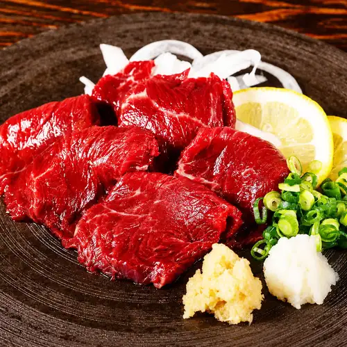 Meat BAL 特选的马肉刺身和黑毛和牛牛肉料理也十分精致。