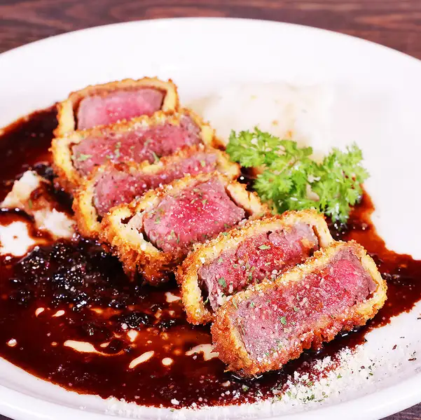 食事のしやすいお洒落ダイニングテーブル席で会話が弾む☆写真はコース限定の黒毛和牛ミラノ風カツレツ