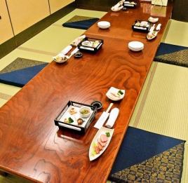在榻榻米房间或包间举办迎送会、宴会等的私人怀石套餐怎么样？我们提供5,000日元起的无限畅饮套餐。您还可以为家庭或公司酒会订购单独的物品。