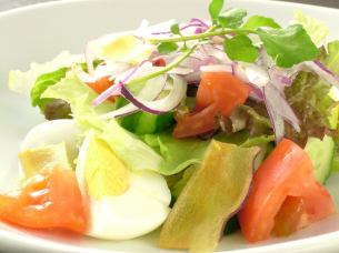 [Healthy salad with only vegetables]