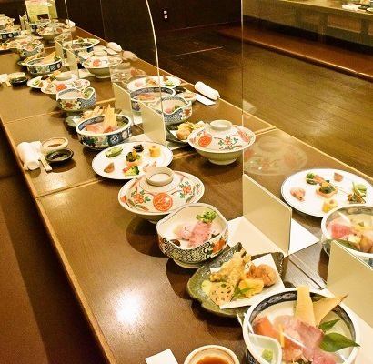 ■ For various banquets such as ≪Welcome and Farewell Party≫ ≪Year-end Party≫ ◎ Our popular private room with horigotatsu (sunken kotatsu table) where you can relax comfortably can accommodate up to 20 people.We offer a course with <all-you-can-drink> where you can enjoy fresh seafood such as oysters, puffer fish, tiger prawns, conger eels, and Hiroshima's specialty ingredients.
