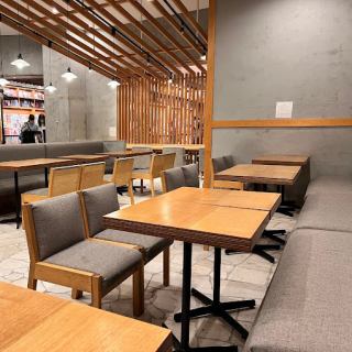 2名様でご利用いただけるテーブル席をご用意しております。ご友人とのお食事や、大切な人とのデートなど、お客様のシーンに合わせてご利用可能です♪