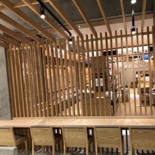 静かに雰囲気を楽しんで頂けるカウンター席もご用意しております。ゆっくりとお食事を召し上がれますので是非ご利用ください♪おひとり様でも、お気軽にご来店頂けます。