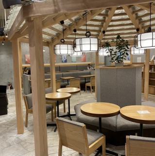 店内は、「現代の茶室」をコンセプトに、白・黒・木などシンプルな素材感を活かし、茶花アートワークを飾り、日本の和や四季の移り変わりを演出しています。