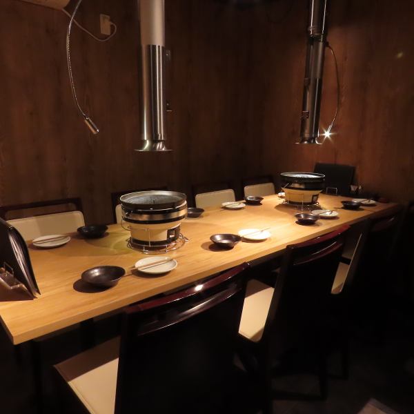 ゆっくりと寛ぎながらお食事をお楽しみいただけるソファー席をご用意しております。ご友人でのグループ飲みや女子会にもぴったりのお席です。皆さんで当店自慢のお料理とお酒を心ゆくまでお楽しみください。広々としたソファーでリラックスしながら贅沢なお食事の時間をお過ごしいただけます。是非ご利用ください。
