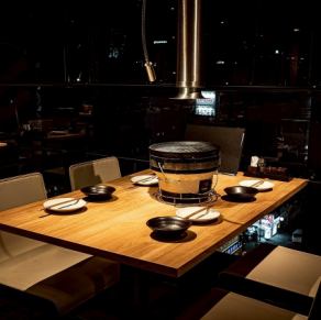 当店は、4名掛けのテーブル席を6つご用意し、高級感溢れる落ち着いた雰囲気を演出しています。女子会やご友人とのお食事に最適な空間で、リラックスしながらお食事を楽しめます。洗練されたインテリアと心地よい照明が、特別なひとときを演出。美味しい料理と共に、大切な方々との素敵な時間をお過ごしください。