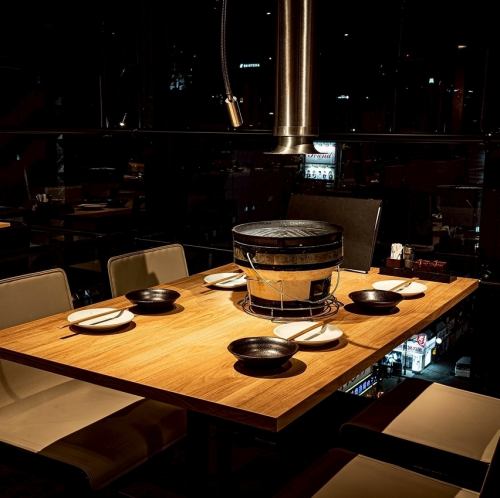 当店は、4名掛けのテーブル席を6つご用意し、高級感溢れる落ち着いた雰囲気を演出しています。女子会やご友人とのお食事に最適な空間で、リラックスしながらお食事を楽しめます。洗練されたインテリアと心地よい照明が、特別なひとときを演出。美味しい料理と共に、大切な方々との素敵な時間をお過ごしください。