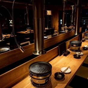 当店では、2名様掛けのカウンター席を8つご用意しており、おひとり様でも大歓迎です。気兼ねなくゆったりとお食事を楽しめる空間で、美味しい料理を心ゆくまでご堪能いただけます。落ち着いた雰囲気の中、特別なひとときをお過ごしください。一人でも、友人と一緒でも、ぜひお立ち寄りください。