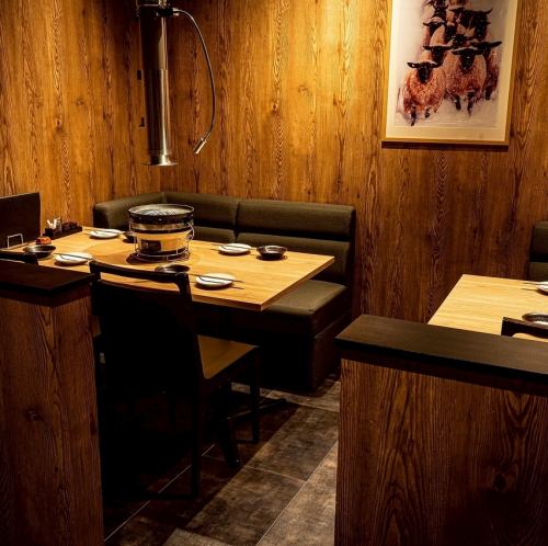 当店では、4人掛けの半個室席を2つご用意しております。ご家族でのお食事会やご友人グループでのご会食、女子会など、様々なシーンに最適なプライベート空間です。落ち着いた雰囲気の中で、周りを気にせずゆったりとお食事を楽しむことができます。大切な方々との特別な時間を、ぜひ当店でお過ごしください。