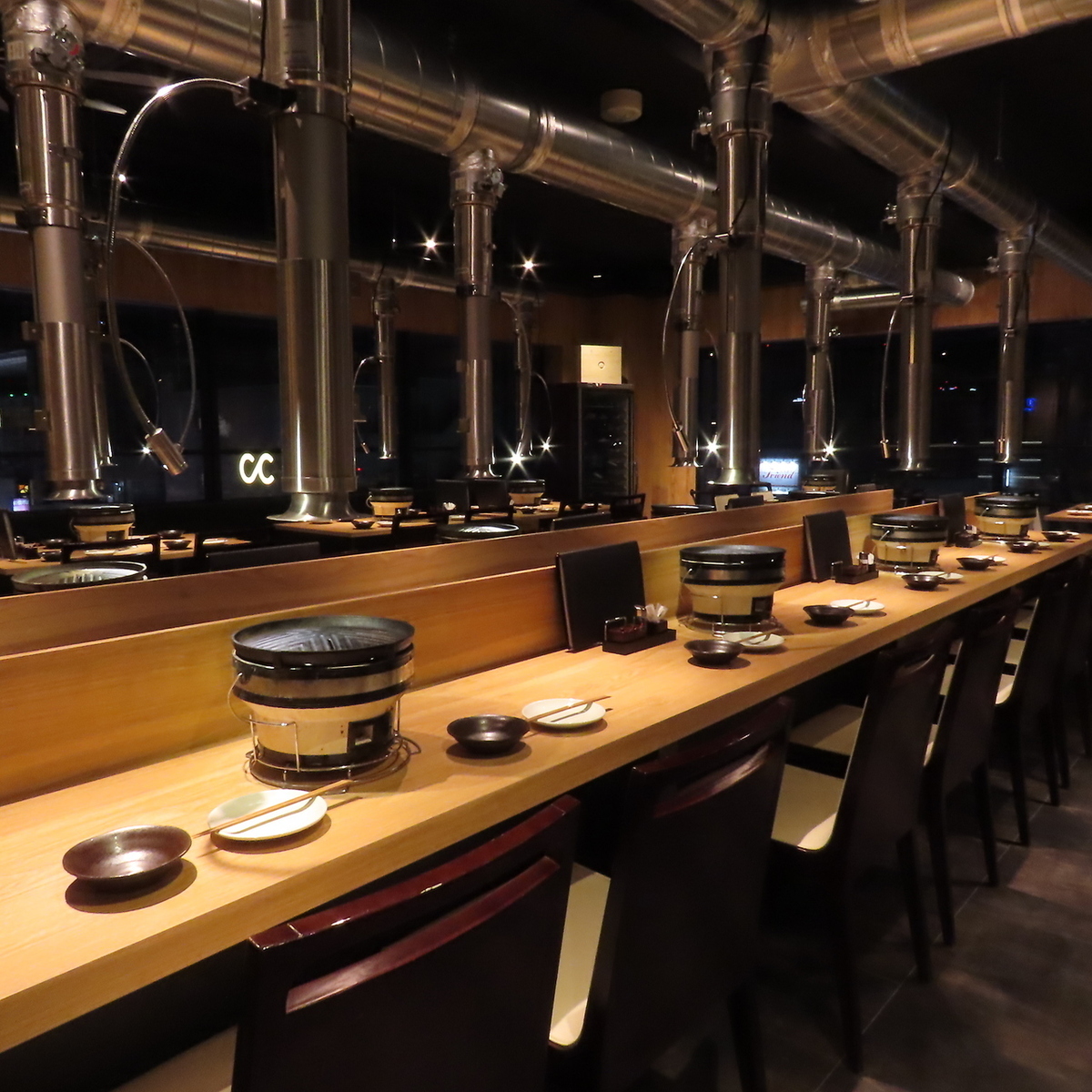 一边享用成吉思汗烤羊肉，一边欣赏薄野的夜景全景。