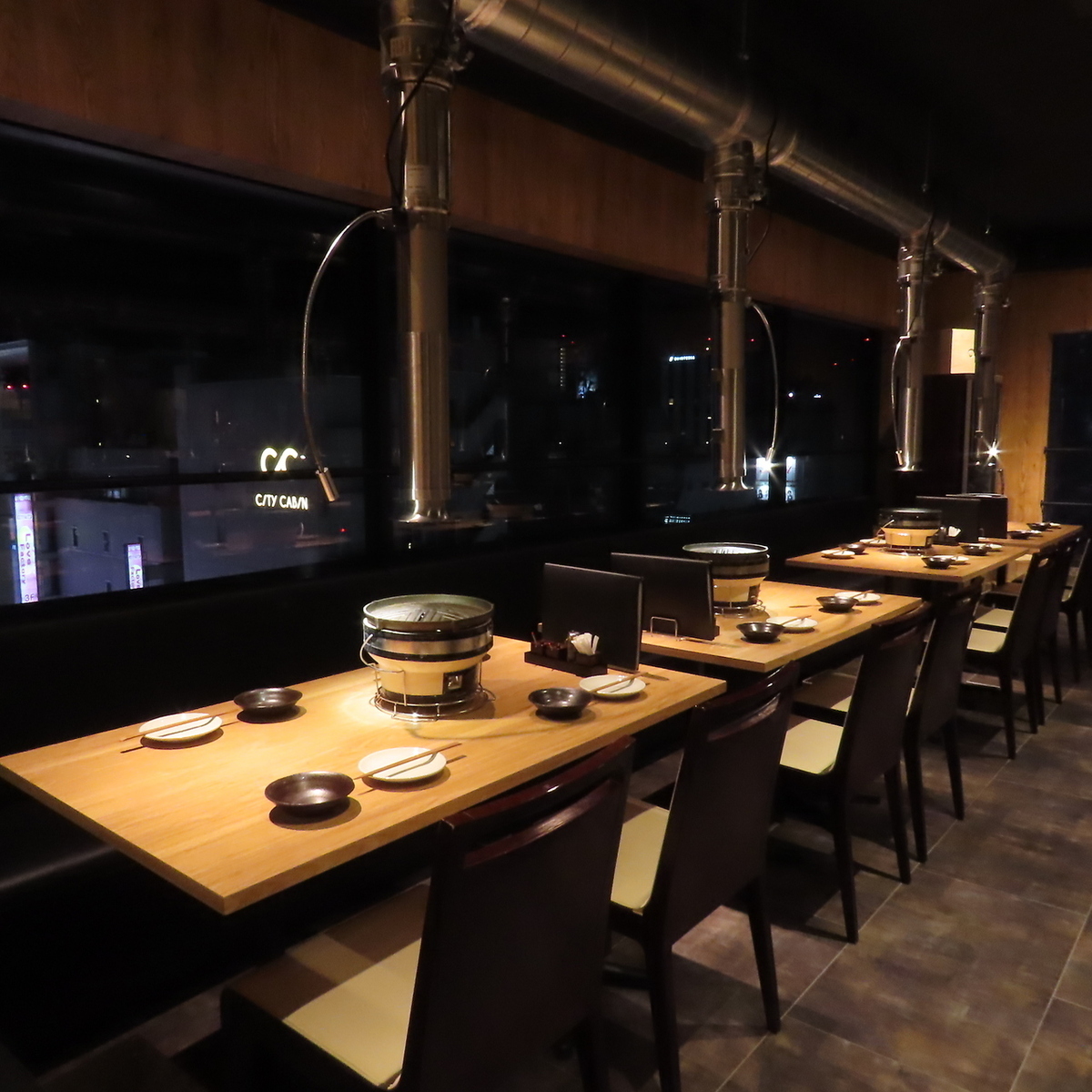 一边享用成吉思汗烤羊肉，一边欣赏薄野的夜景全景。
