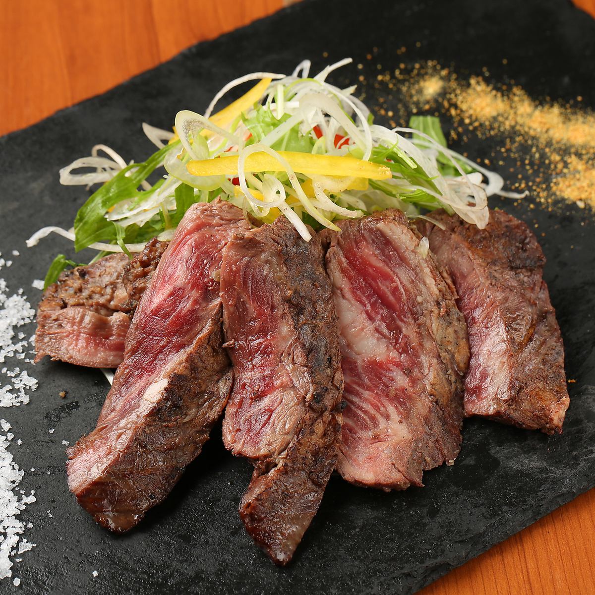 It's grilled all at once with straw! There's plenty of beef sirloin, Kochi first chicken, and more!