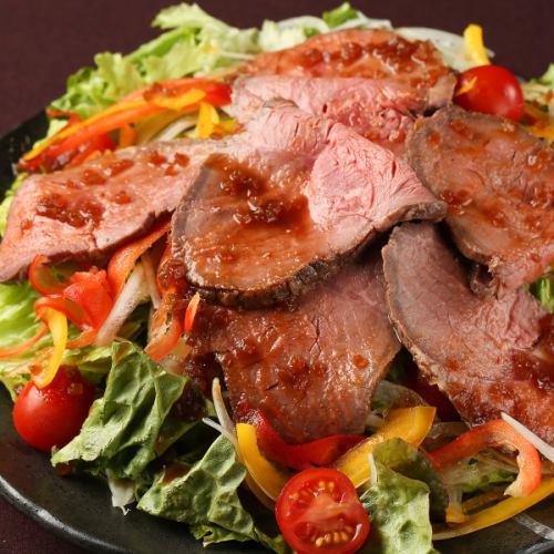 Japanese-style salad with roast beef and cheese