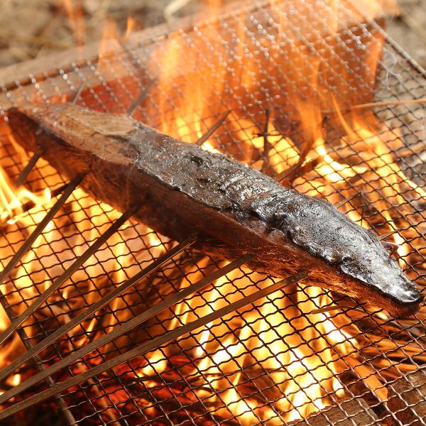 旨味がギュッと凝縮された“藁焼き”を堪能☆人気の『鰹のたたき』やお肉の藁焼きメニューも充実♪