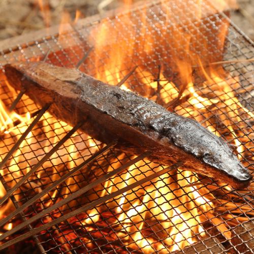 旨味がギュッと凝縮された“藁焼き”を堪能☆人気の『鰹のたたき』やお肉の藁焼きメニューも充実♪