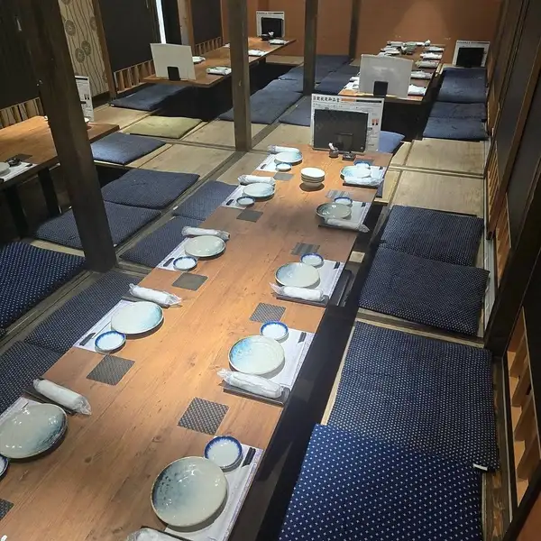 ご宴会や飲み会に♪掘りごたつ個室へのご案内は最大48名様までOK！ご宴会はもちろんご家族でのお食事にもオススメ☆広々とした個室で、ゆっくりとお食事とご宴会をお楽しみ頂けます◎プライベートの集まりや、大人数での会社宴会にもおすすめ◎感染対策を行い営業しています。広めのお部屋もお気軽にご相談下さい。
