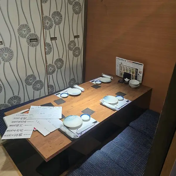 少人数での飲み会やご家族連れ、女子会にもオススメです☆全席個室なので、安心してお食事をお楽しみ頂けます◎各種ご宴会のご予約も受け付けております！！飲み放題は、最大3時間◎ドリンクの種類も豊富に取り揃えております※テーブルセットはご来店後にセッティングしておりますので、予めご了承ください。