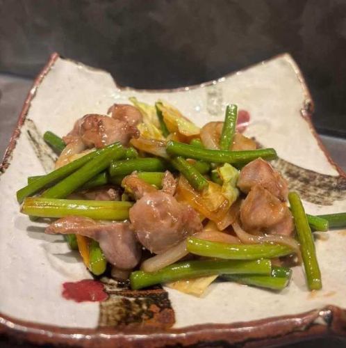 砂ズリとにんにく芽の炒め物