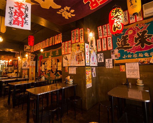 店内は色々な種類のテーブル席をご用意しているので、お一人様でのご利用をはじめ、デートやサシ飲みなど少人数でのご利用も可能です◎お気軽にお越しください♪