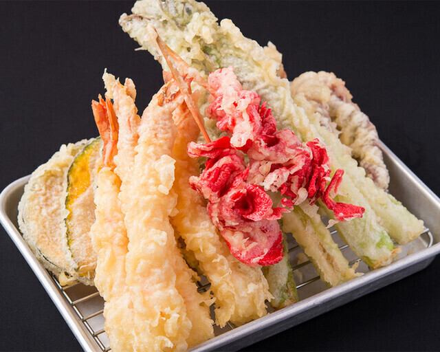 【定番の天ぷら】えび/穴子/半熟玉子/とりもも/玉ねぎ/さつまいも等