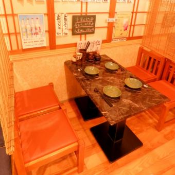 It is close to the washing machine and the counter, it is perfect for sac drinking on the way home from the company ♪ table seats with good selfishness.