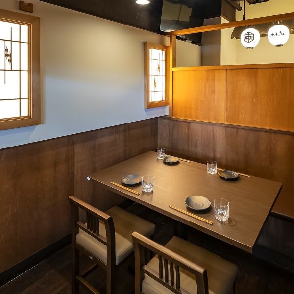 少人数でご利用可能なお席を多数ご用意しております◎懐かしさを感じる店内空間。木の温もりを感じさせるカウンター席や、座り心地の良い掘りごたつ席をご用意しております。店内はアットホームな雰囲気で、初めてでもゆったり落ち着いて美味しい食事をお楽しみ頂けます。女子会や会社帰りのサク飲みにも最適◎