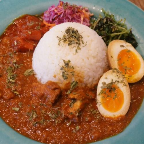 【~*一度食べたら病みつきに!名物『スパイシーチキンカレー』*~】